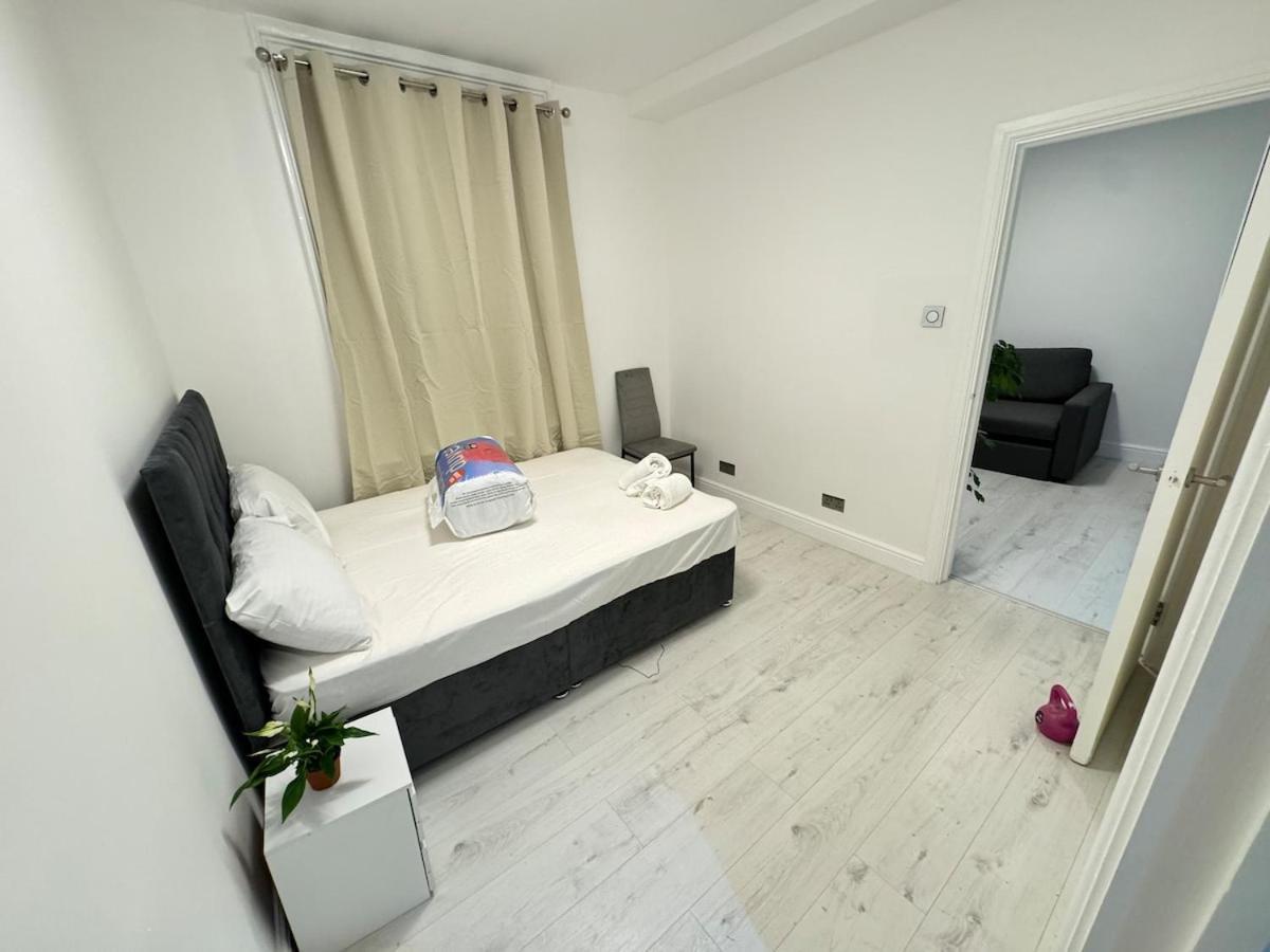 One Bedroom Flat 2nd Floor Victoria * Londra