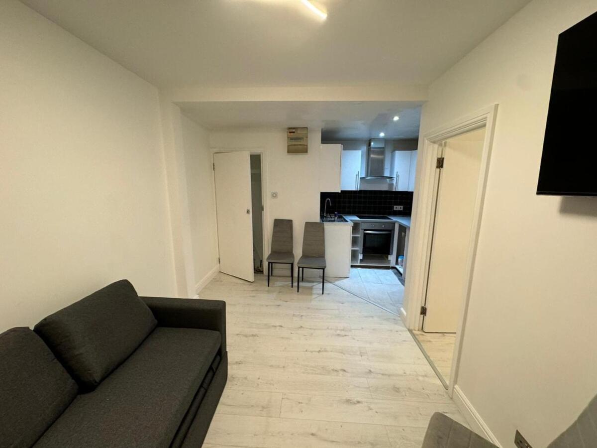 One Bedroom Flat 2nd Floor Victoria * Londra