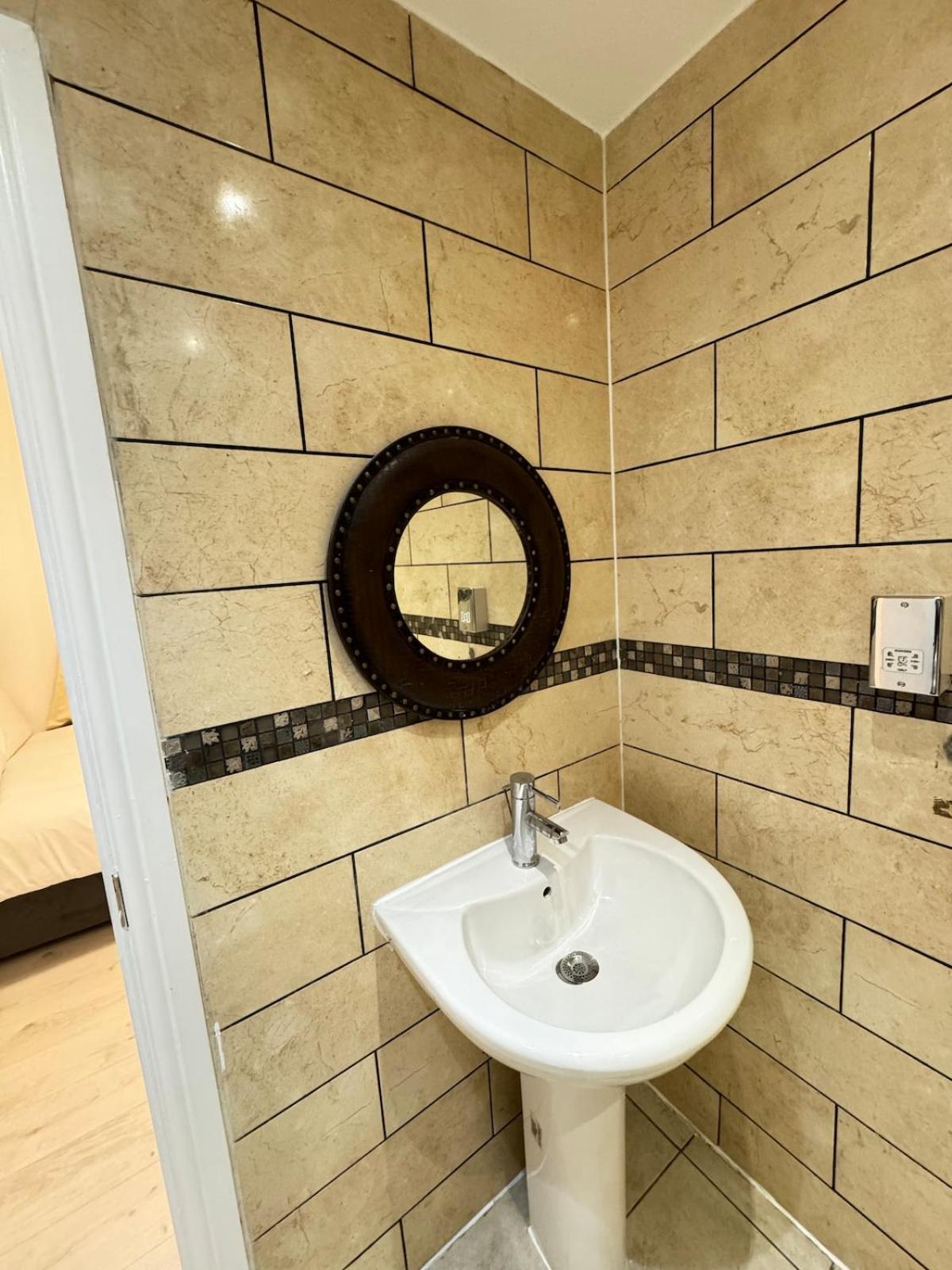 One Bedroom Flat 2nd Floor Victoria * Londra