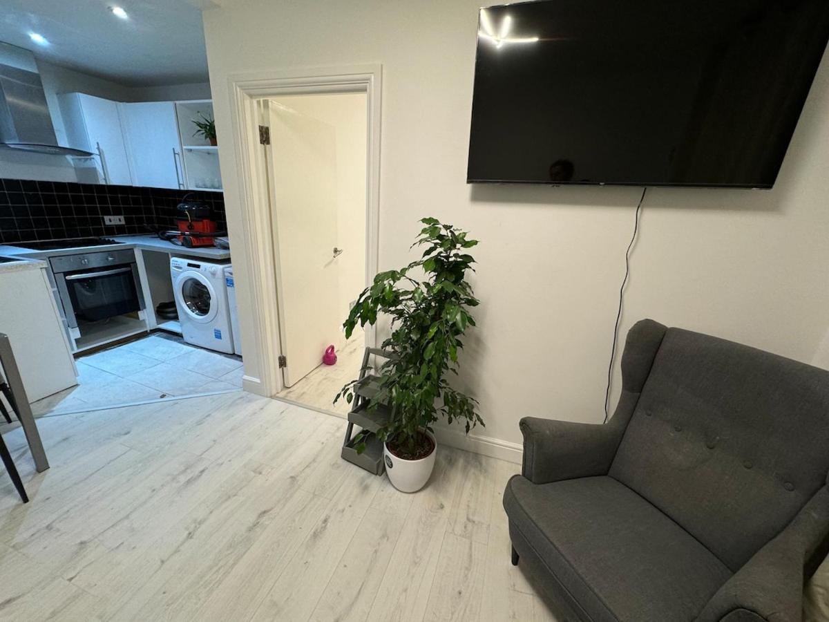 One Bedroom Flat 2nd Floor Victoria * Londra