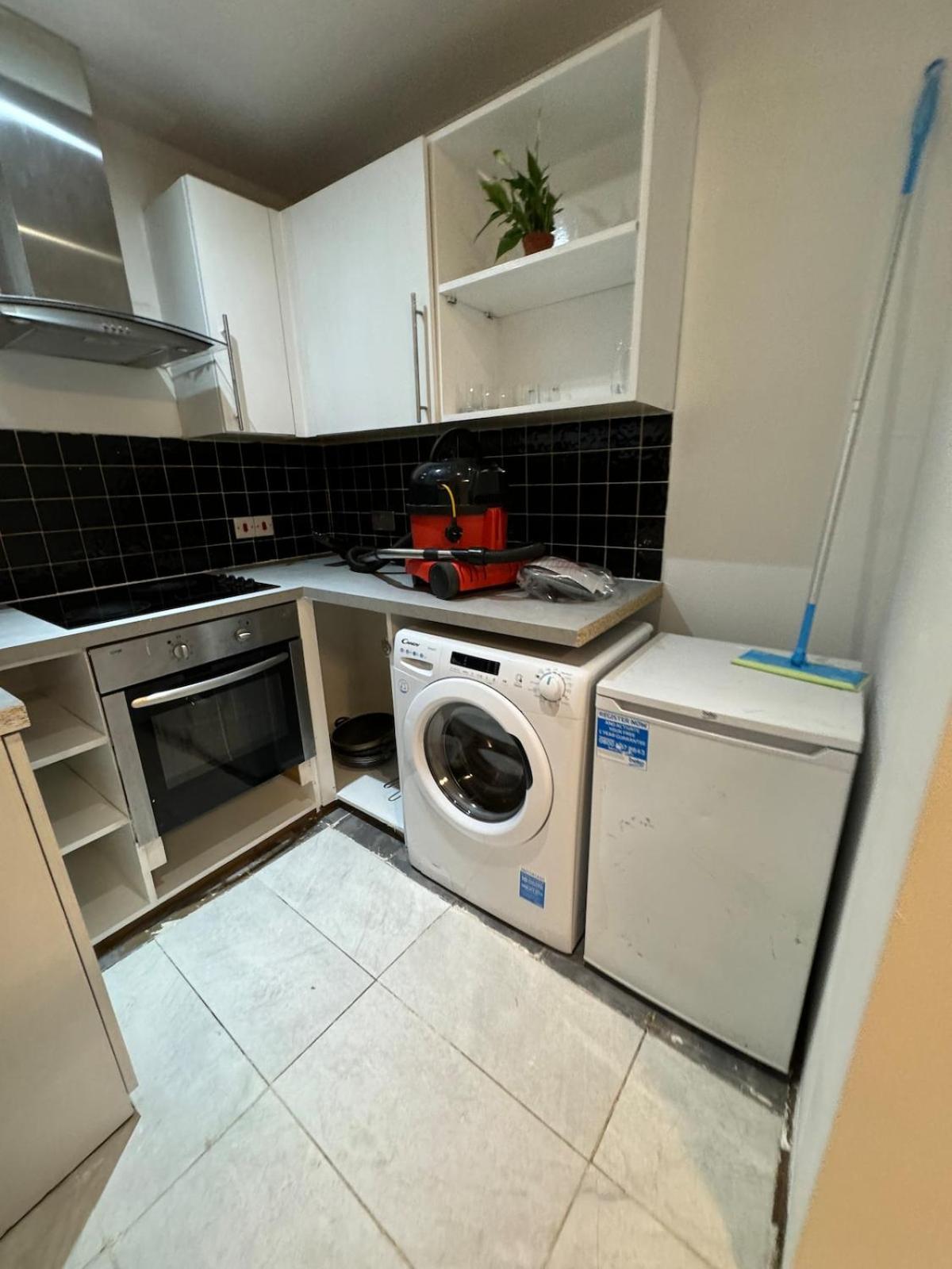 One Bedroom Flat 2nd Floor Victoria