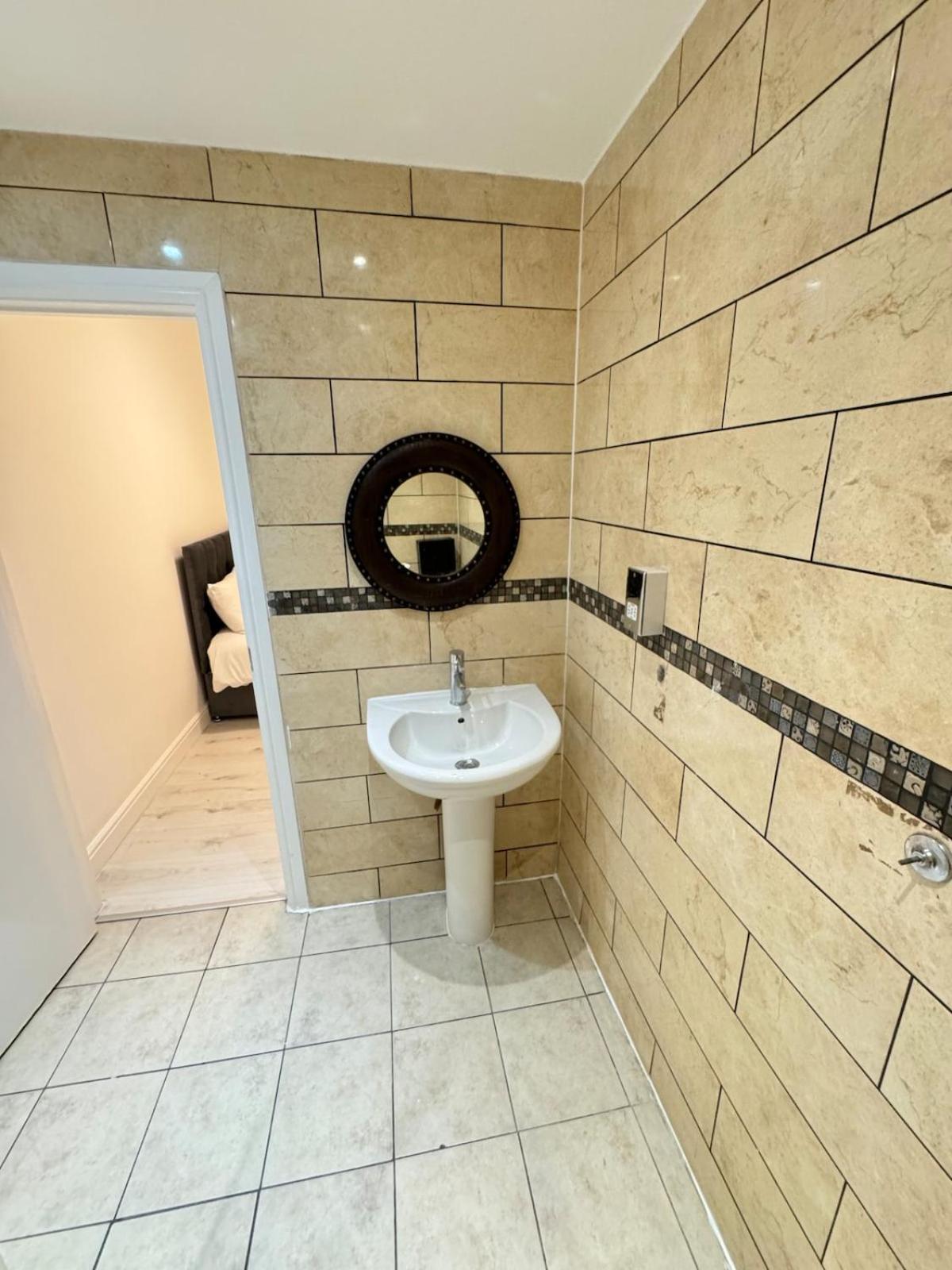 One Bedroom Flat 2nd Floor Victoria * Londra